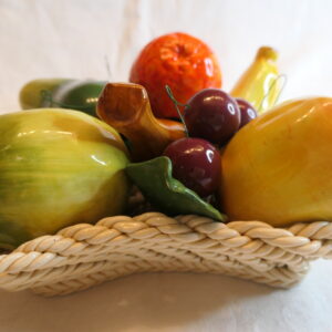 panier barbotine tressé avec fruits